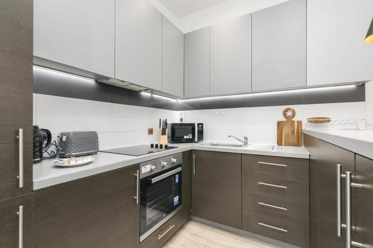 Modern 1 Bedroom Apartment In Central ווקינג מראה חיצוני תמונה