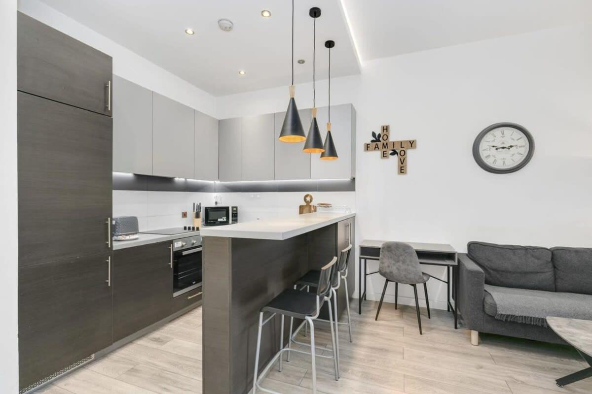 Modern 1 Bedroom Apartment In Central ווקינג מראה חיצוני תמונה